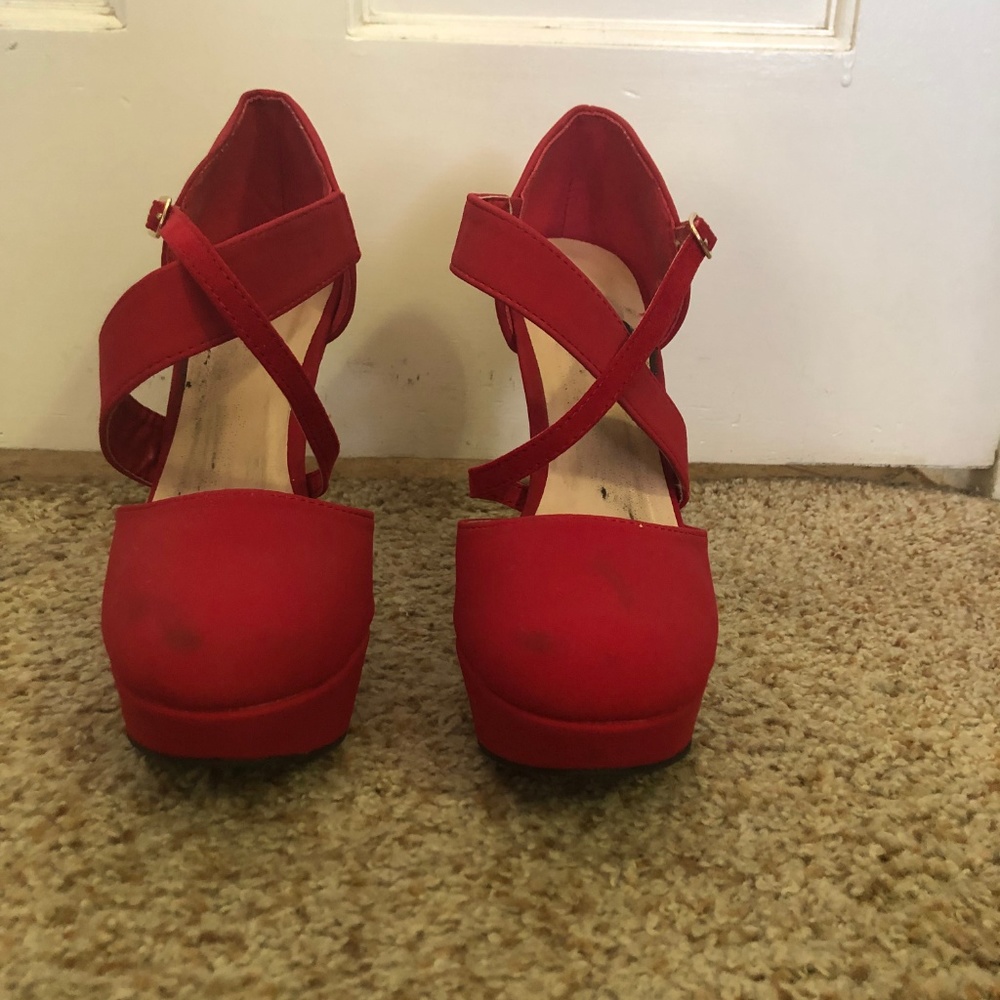 Red heels - Picture 2 of 3